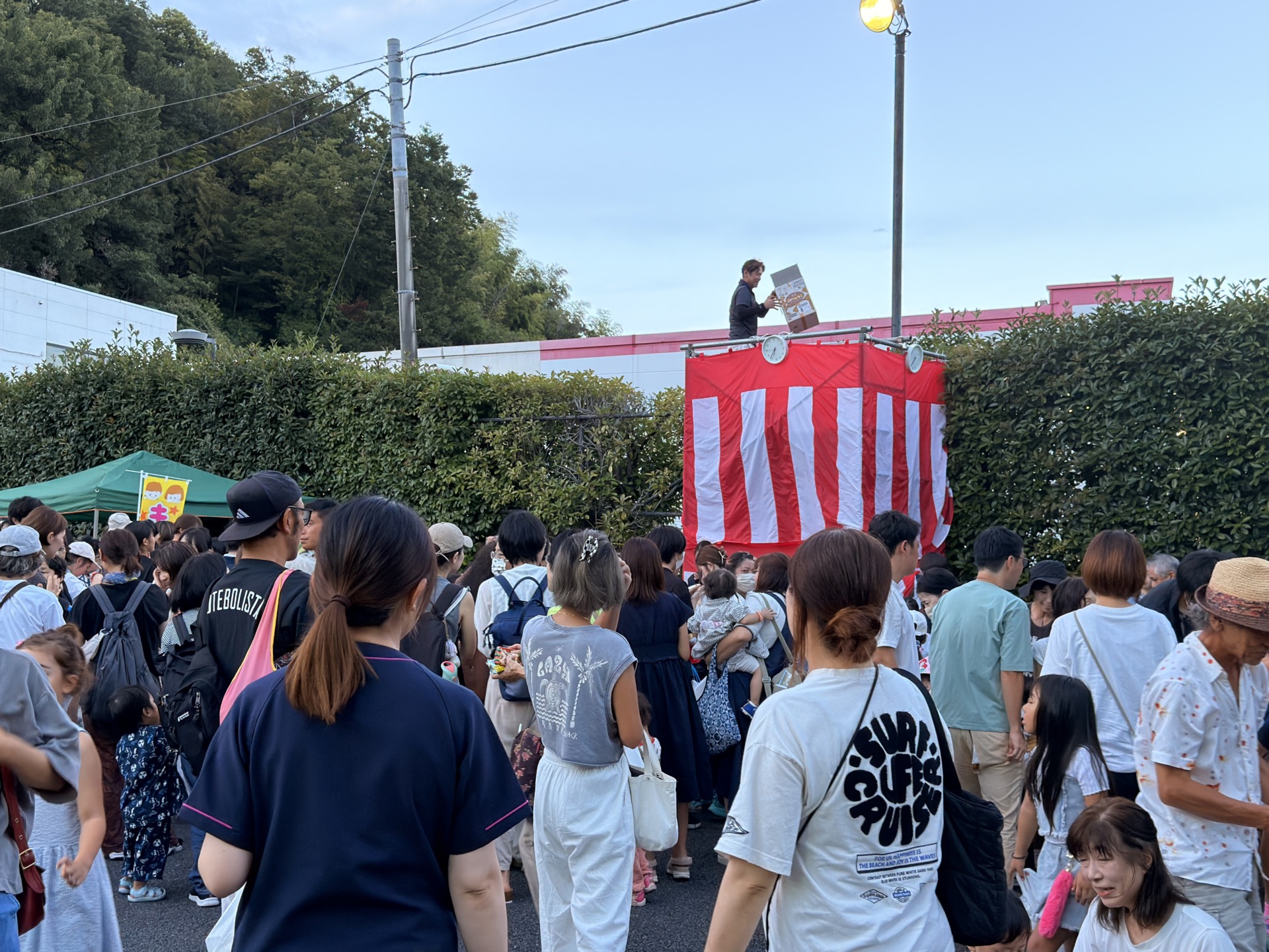 伊東市のアイ・ホール納涼祭で行われた菓子まき